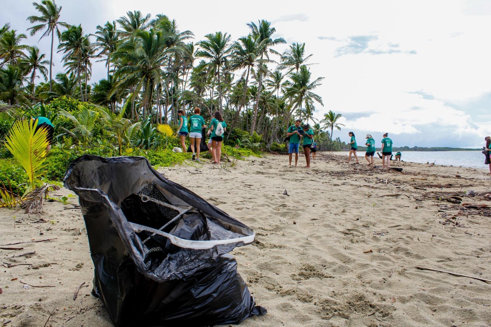 A group of Projects Abroad volunteers helping to tidy up a beach in Thailand